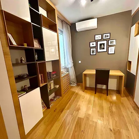 Center Spacious 2br Near Vitosha Blvd София