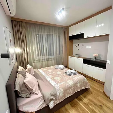 Center Spacious 2br Near Vitosha Blvd * סופיה